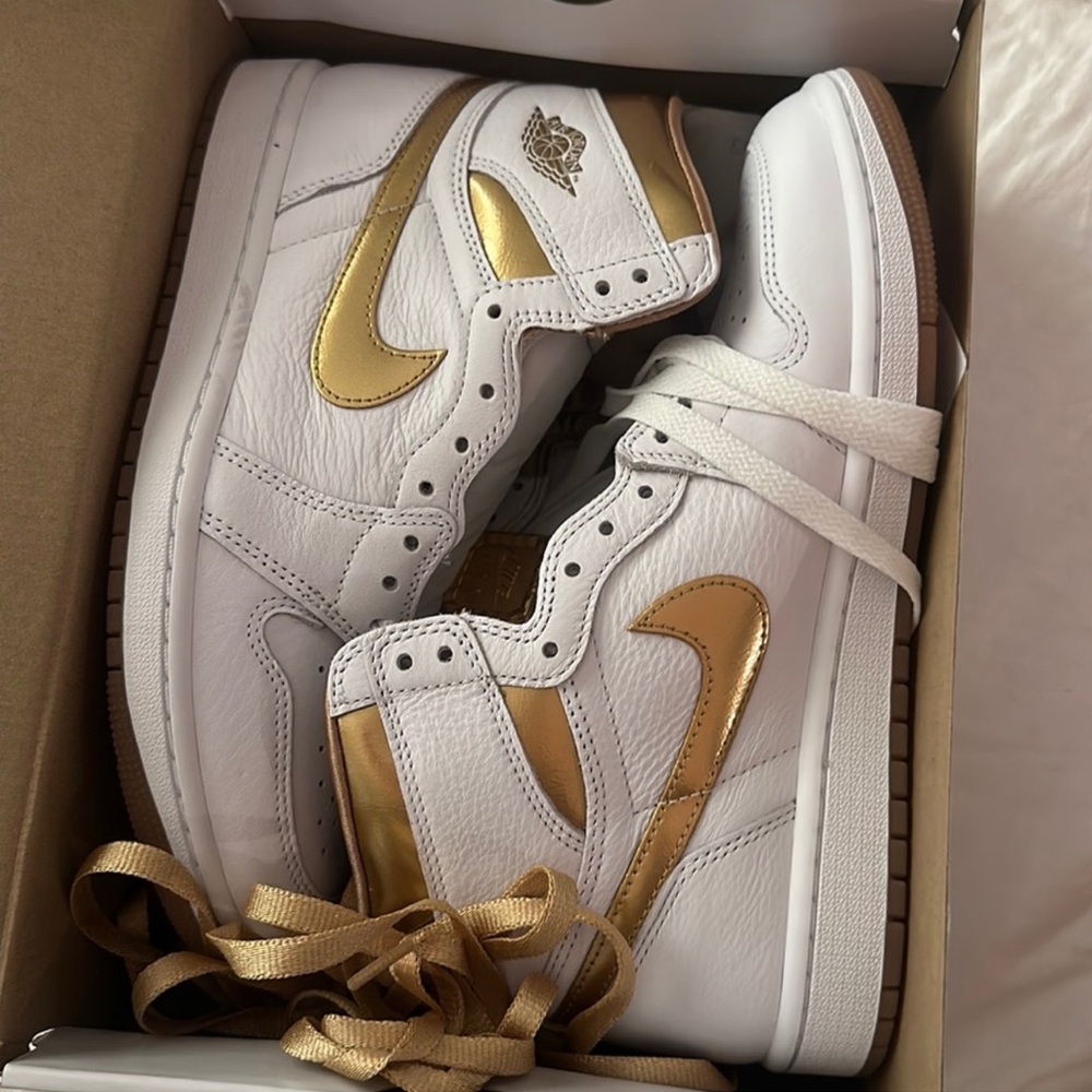 Air Jordan 1 Retro High OG. “White and Gold" - Picture 4 of 7